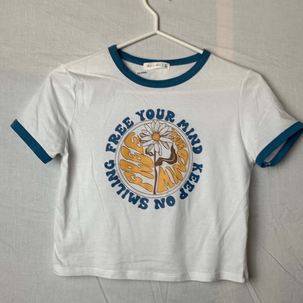NWOT Active USA Free your mind graphic cropped tee size Medium